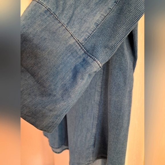 Notions Blue Chambray Denim Button-Up Shirt Adjustable Sleeve Tabs Sz Med. NWOT - Picture 6 of 10